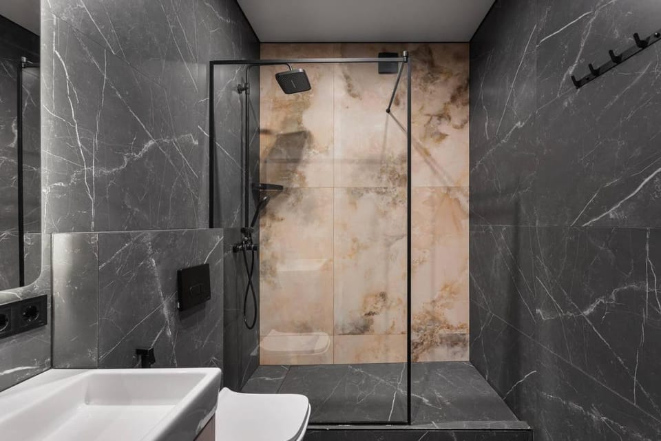 Shower, Toilet