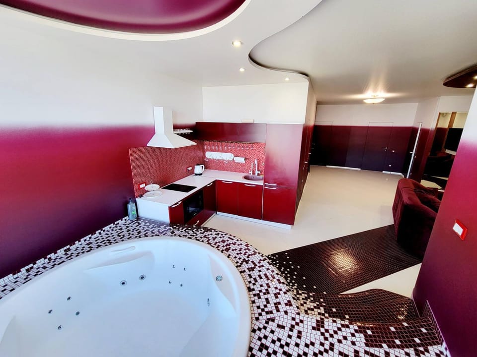 Odessa arkadiya 4 room and Jacuzzi Lux Apartment in Odessa
