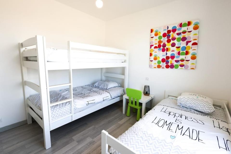 Bed, Photo of the whole room, Bedroom, bunk bed, towels