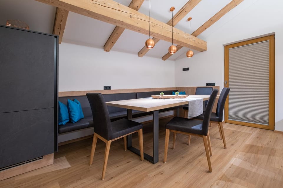 Seating area, Dining area