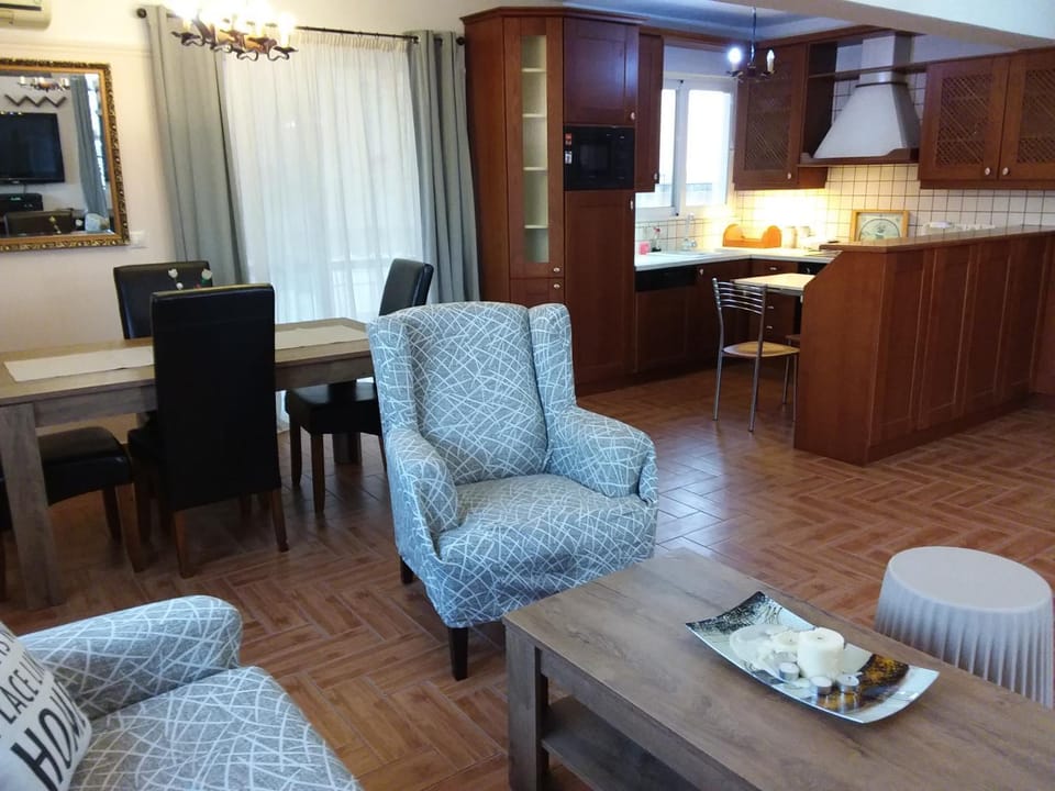 Kitchen or kitchenette, Seating area, Dining area