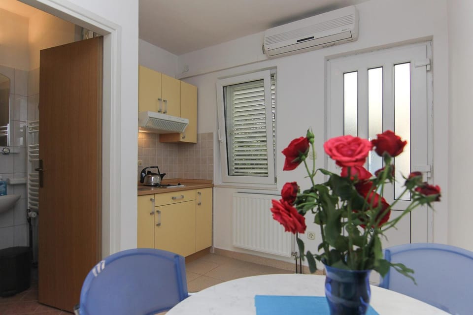 Coffee/tea facilities, Kitchen or kitchenette, Dining area