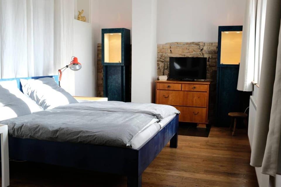 Bed, TV and multimedia, Photo of the whole room, Bedroom
