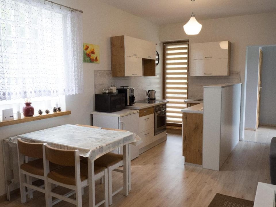 Kitchen or kitchenette, Dining area