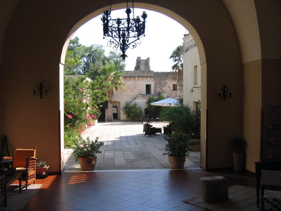 Property building, Patio, Facade/entrance, Lobby or reception, Decorative detail, Garden view, Area and facilities, Dinner
