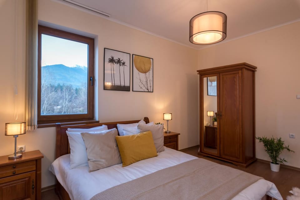 Charming Ski Apartments Near Gondola & Bar Street, Cedar Lodge 1 Complex Apartment in Bansko