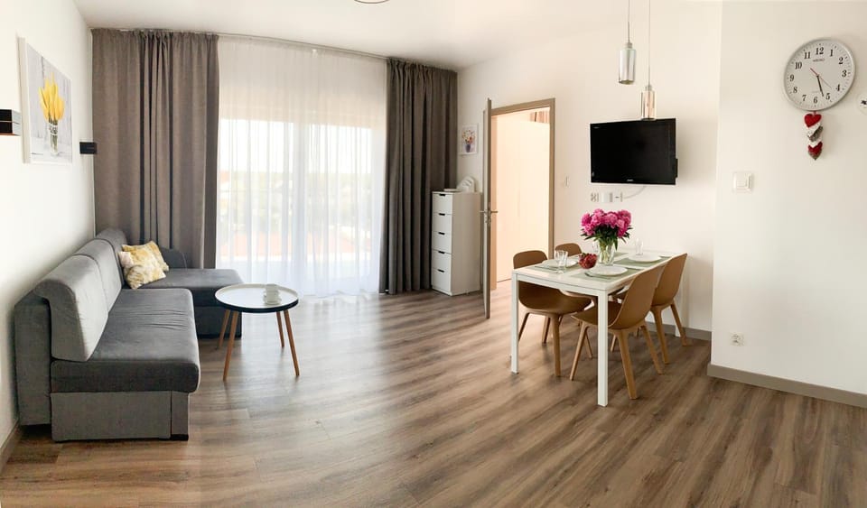 TV and multimedia, Living room, Seating area, Dining area