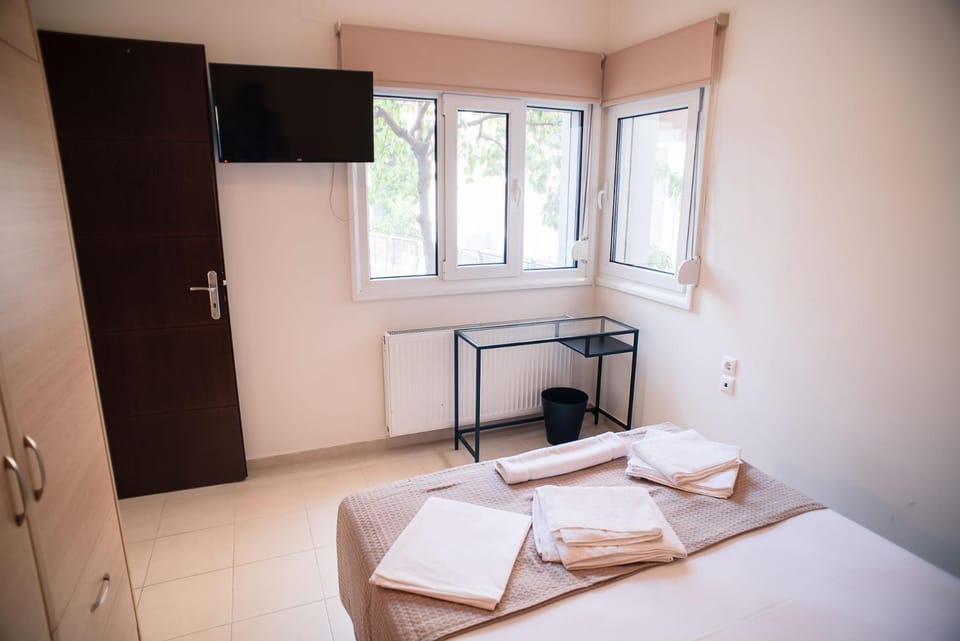 Bed, TV and multimedia, Bedroom