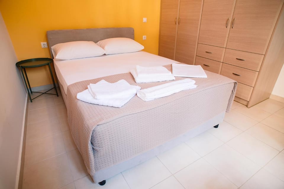 Bed, Bedroom, towels