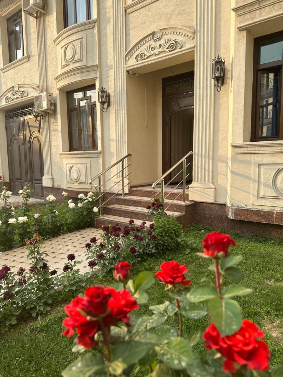 Property building, Facade/entrance, Garden, Garden view