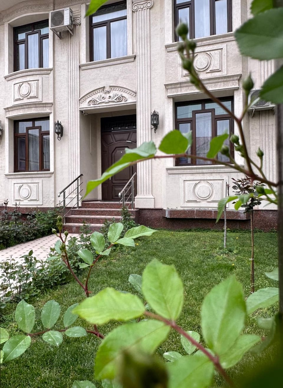 Property building, Facade/entrance, Garden, Garden view