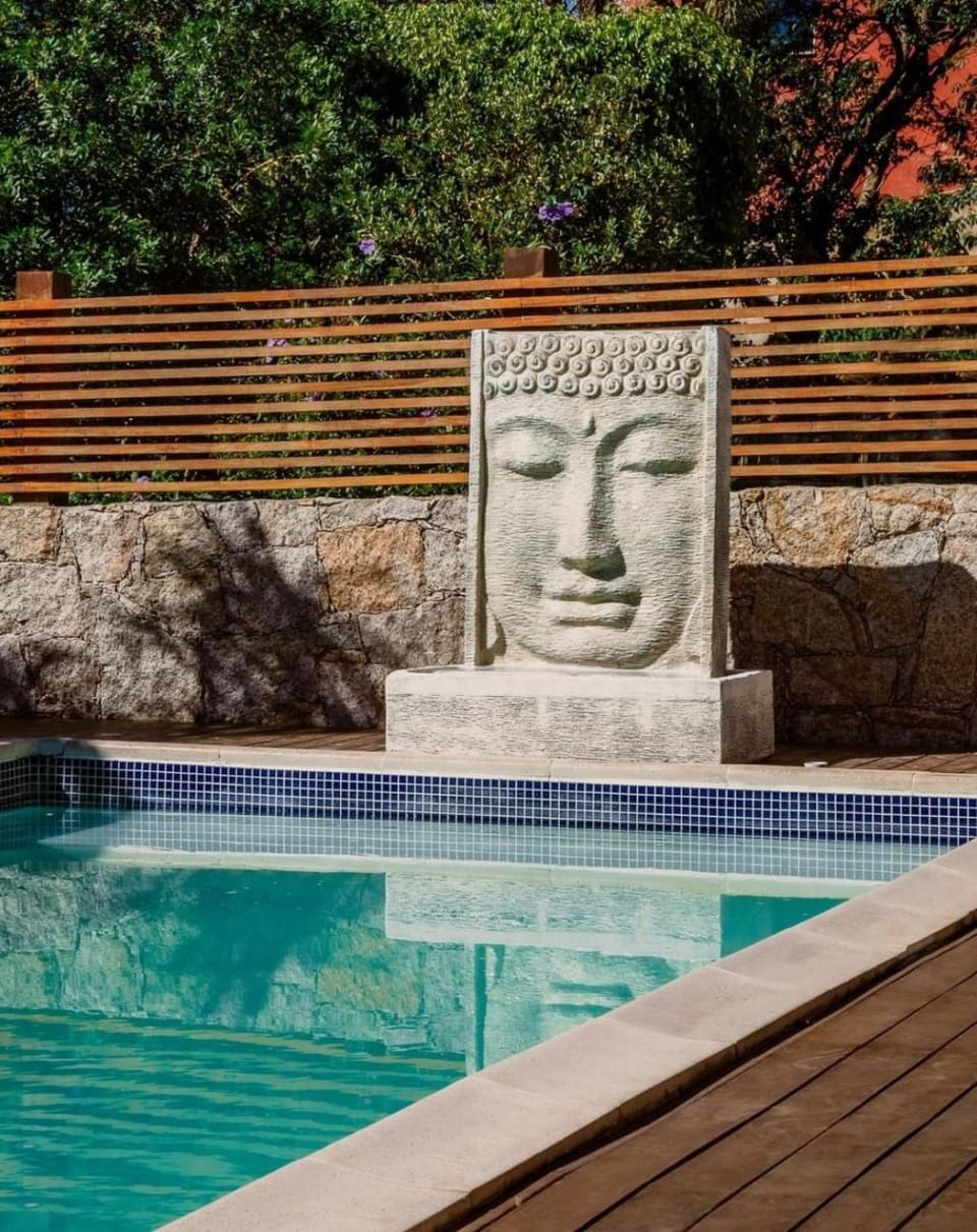 Pousada Paraíso Gaia - Suítes com Banheira e Lareira no centrinho da Praia do Rosa, Piscina Aquecida e Café da Manhã excepcional Inn in Imbituba