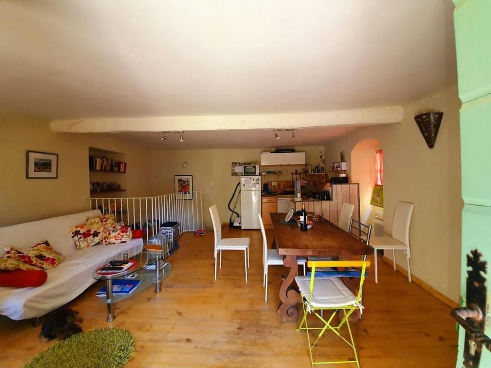 Seating area, kitchen
