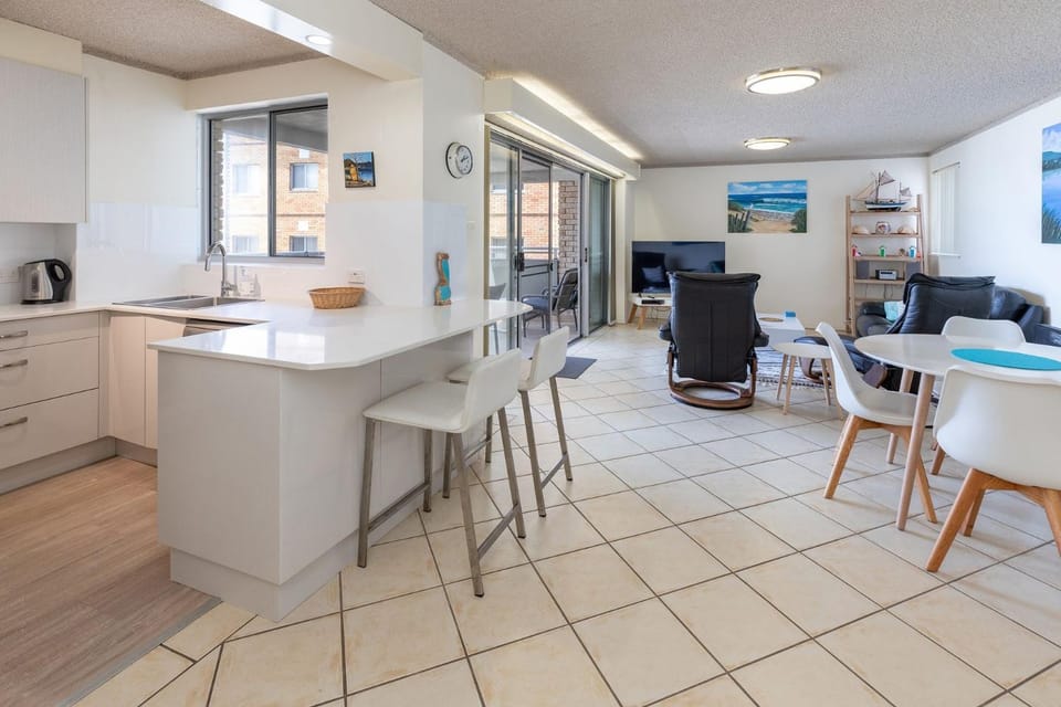 TV and multimedia, Kitchen or kitchenette, Living room, Seating area, Dining area, oven, stove