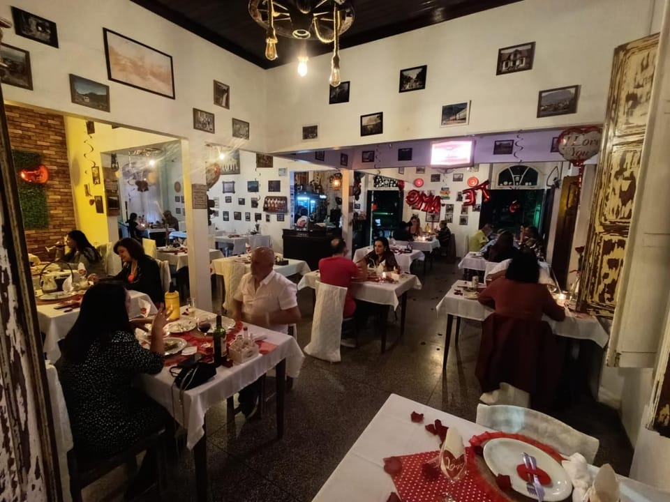 Restaurant/places to eat, Banquet/Function facilities, Food, Drinks