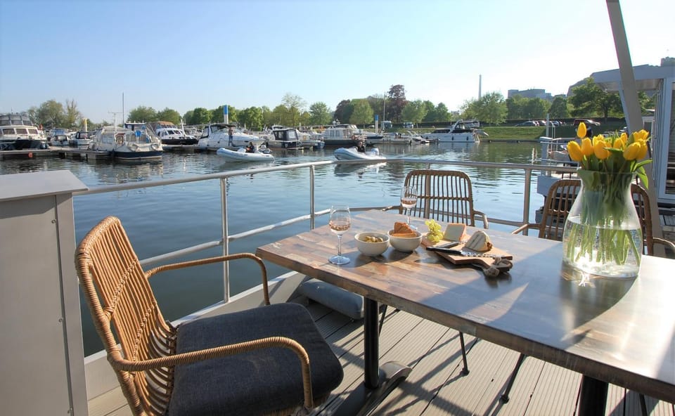 Spring, Balcony/Terrace, On site, Lake view