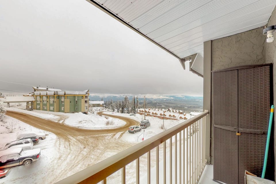 Snow Ghost Inn 326 Apartment in British Columbia