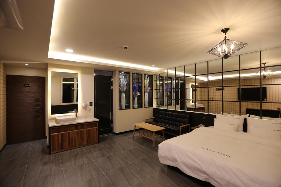 Bed, Photo of the whole room, Decorative detail, Decorative detail