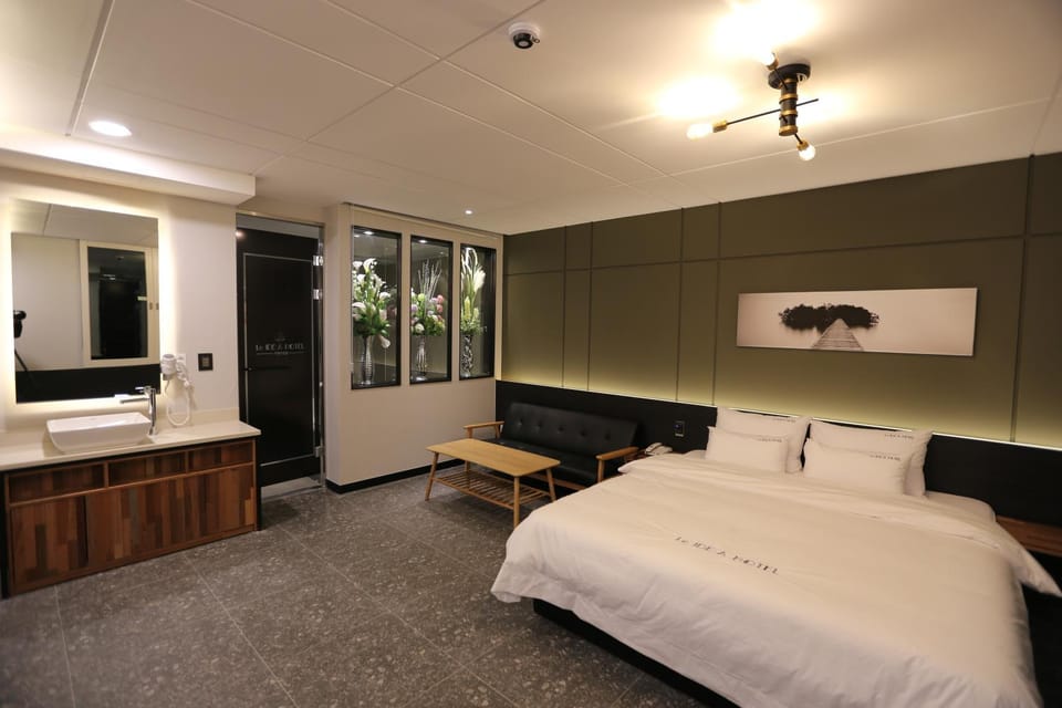 Bed, Photo of the whole room, Decorative detail, Decorative detail