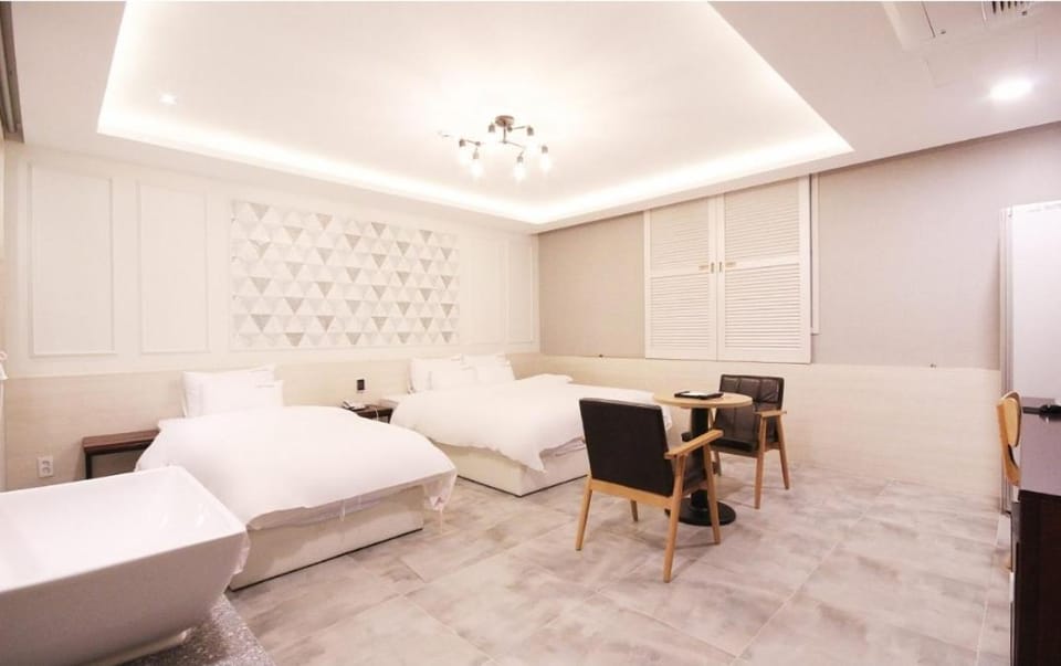 Bed, Photo of the whole room, Decorative detail, Decorative detail