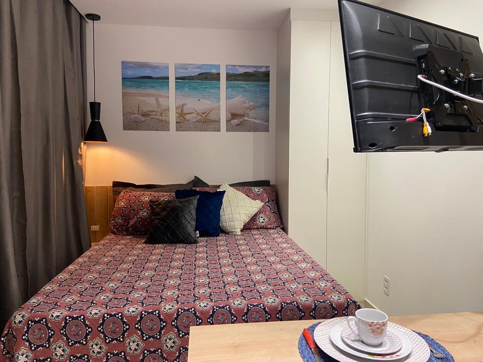 Bed, TV and multimedia, Bedroom