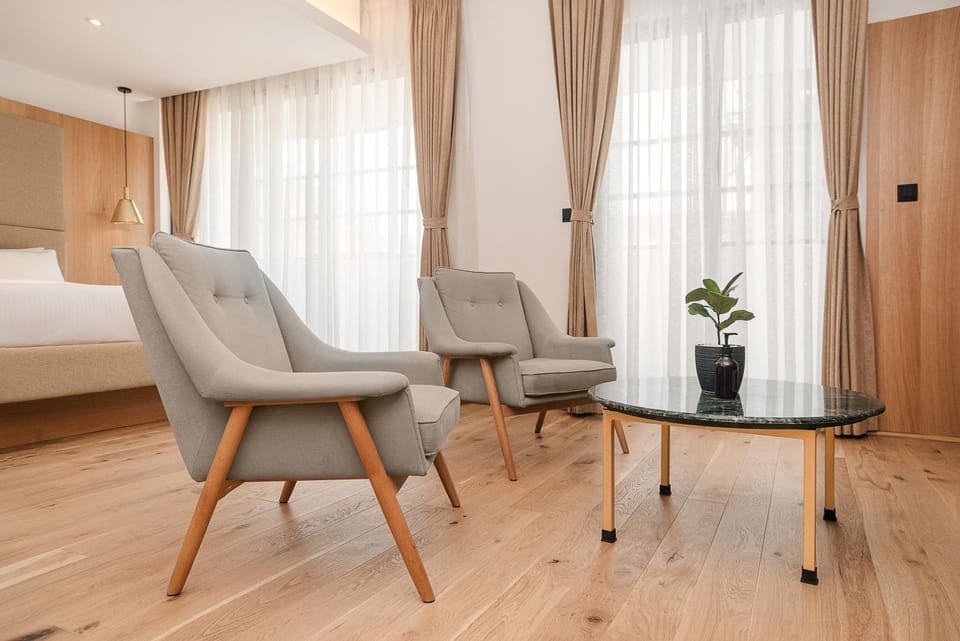 Bed, Living room, Photo of the whole room, Seating area, Bedroom