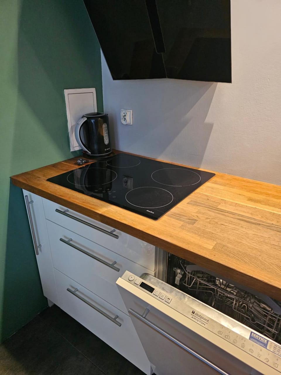 Kitchen or kitchenette, pet friendly, stove