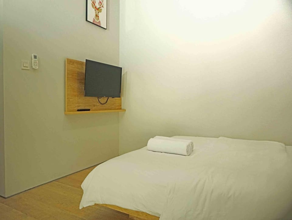 Bed, TV and multimedia, Bedroom