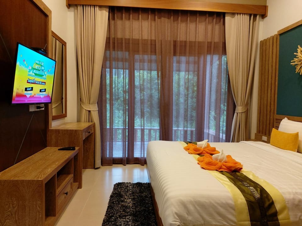 Bed, TV and multimedia, Photo of the whole room, Bedroom