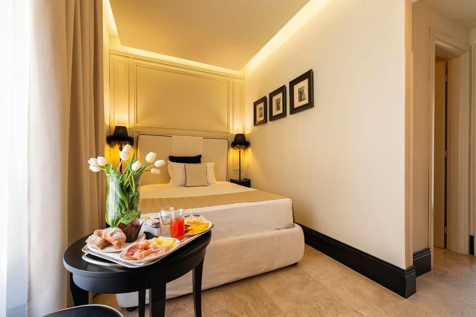 Bedroom, Continental breakfast