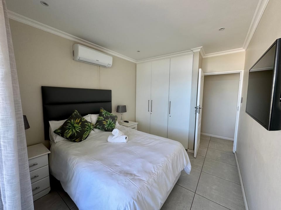 Bed, Photo of the whole room, Bedroom, air conditioner