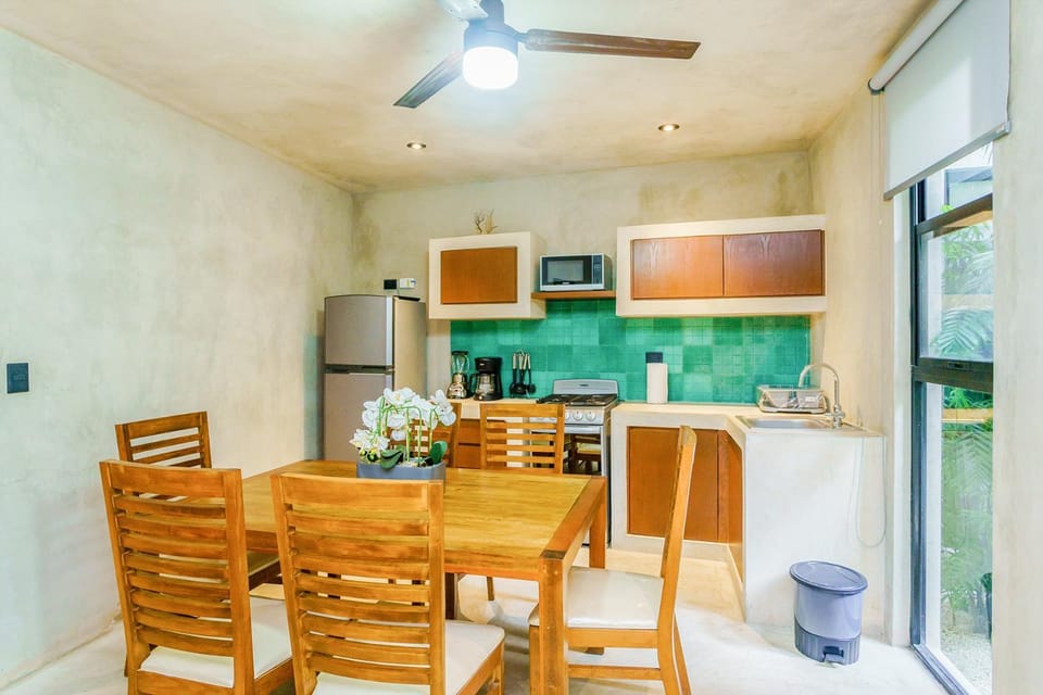 Kitchen or kitchenette, Dining area