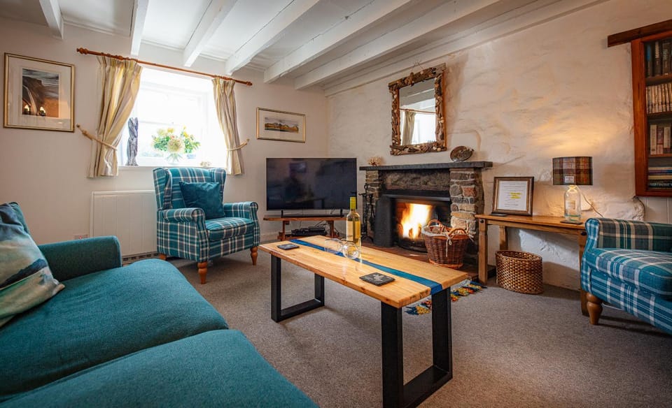 Living room, Seating area, fireplace