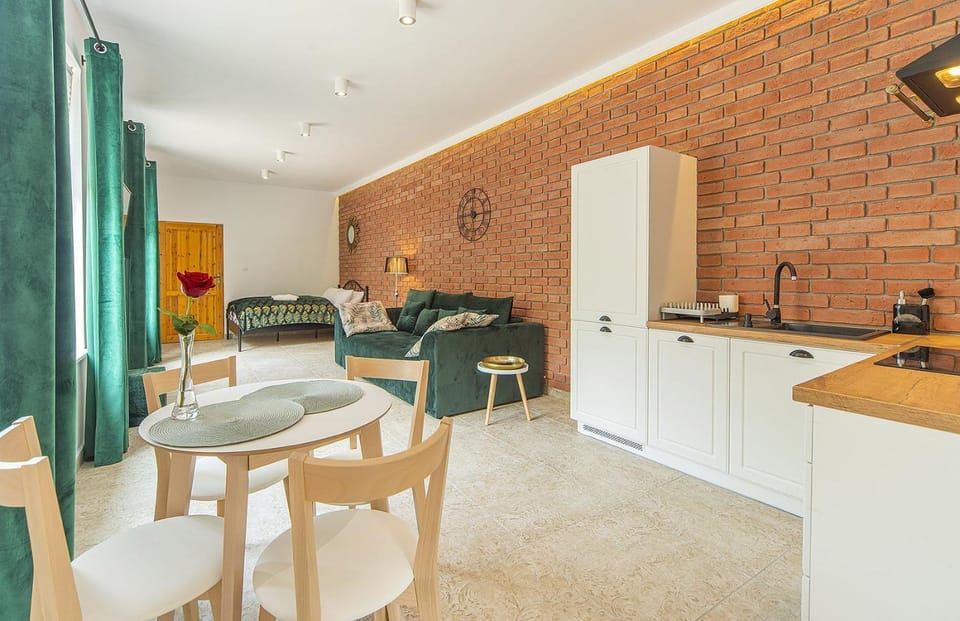 Kitchen or kitchenette, Seating area