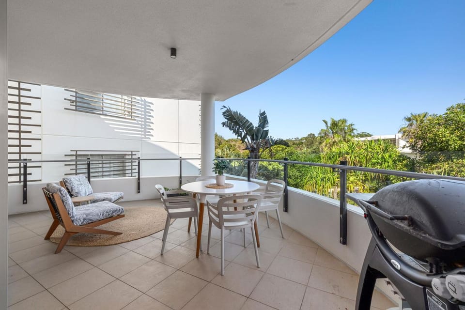 Cotton Beach 35 with Pool Views - Beachfront Complex Apartment in Tweed Heads