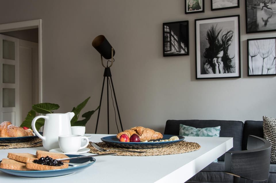 Living room, Dining area, Food, Breakfast