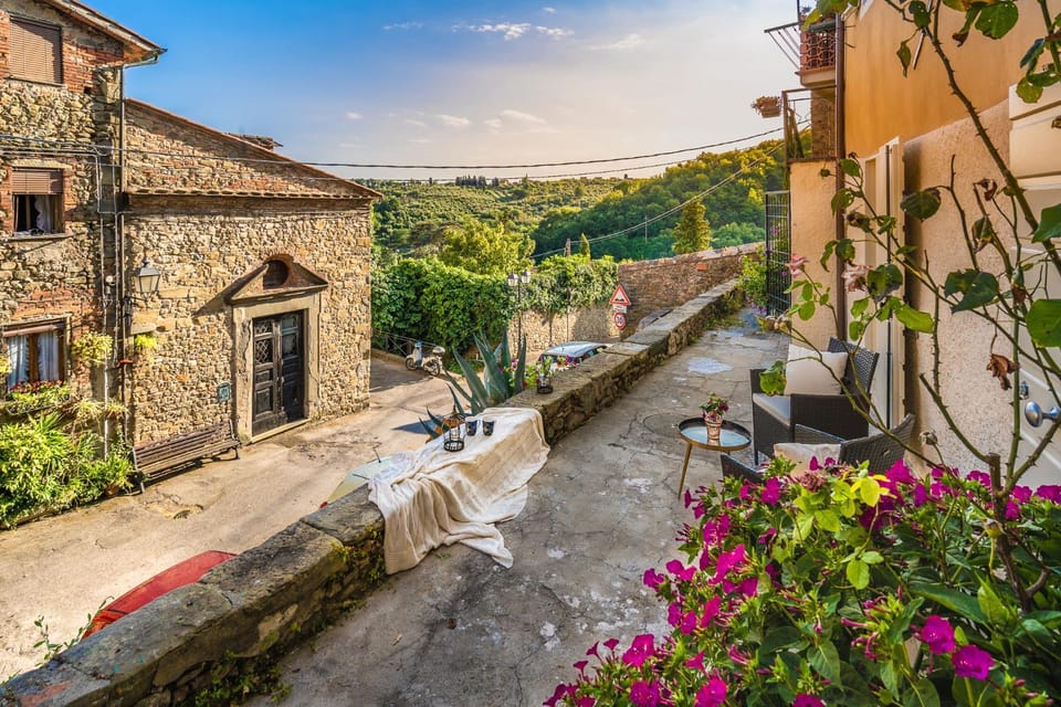 Day, Neighbourhood, Natural landscape, Balcony/Terrace, Street view, Parking