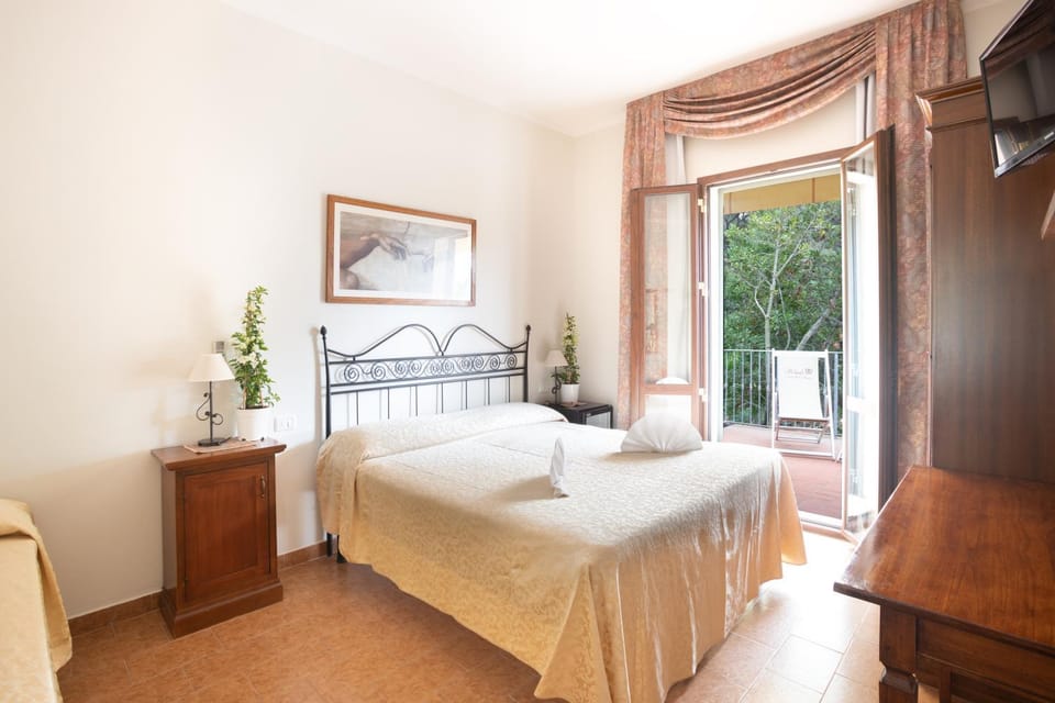 Bed, View (from property/room), Photo of the whole room, Bedroom