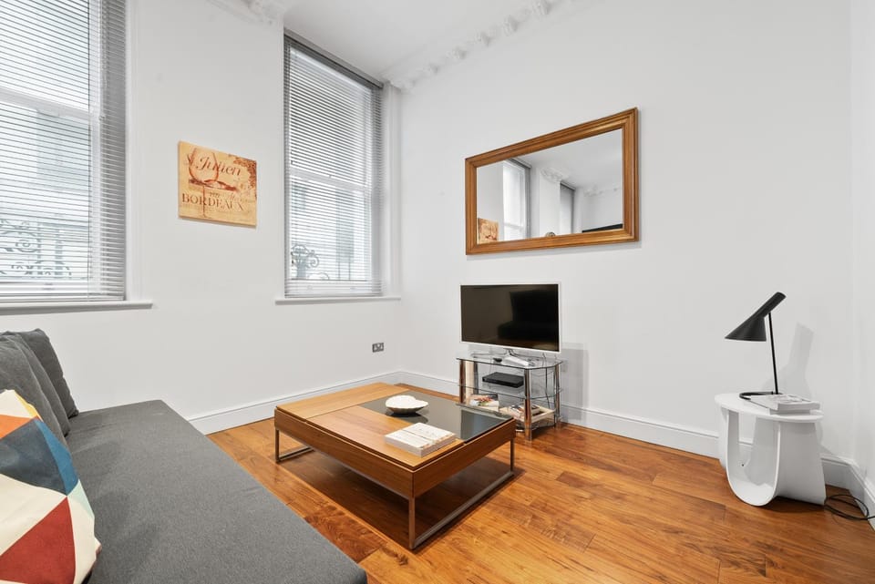 Property building, TV and multimedia, Living room, Lobby or reception, locker, air conditioner