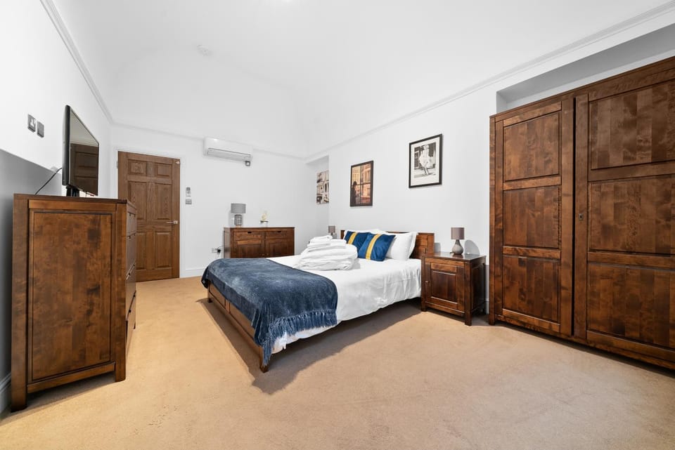 Property building, Bed, Bedroom