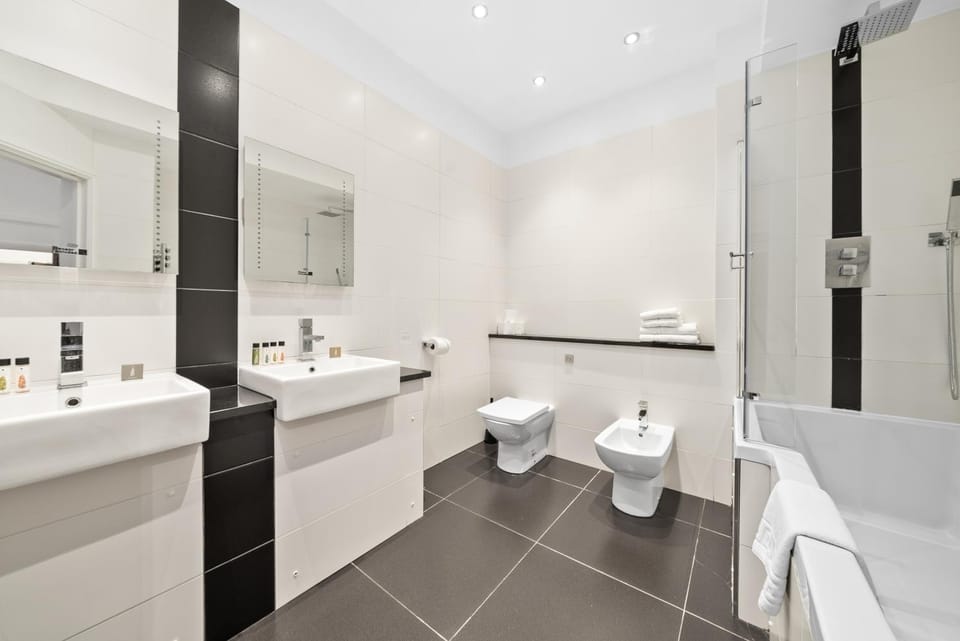 Property building, Bathroom, Bath