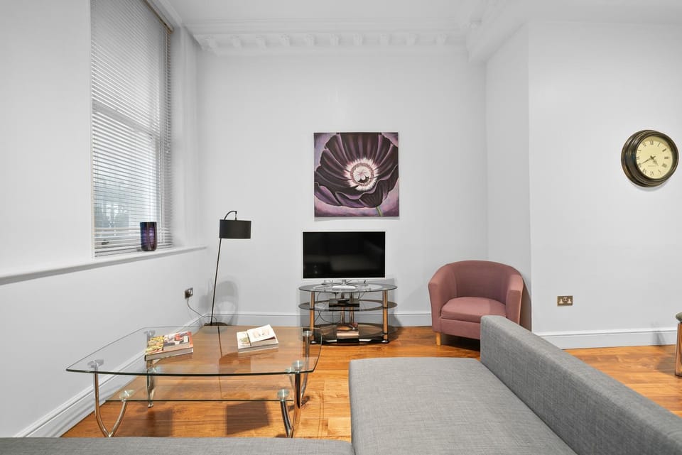 Property building, TV and multimedia, locker, air conditioner, air conditioner
