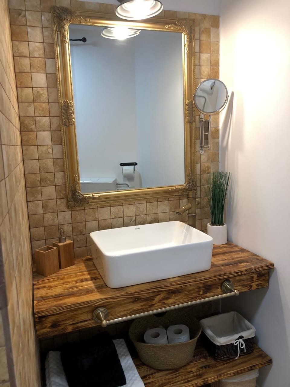 Bathroom, Decorative detail