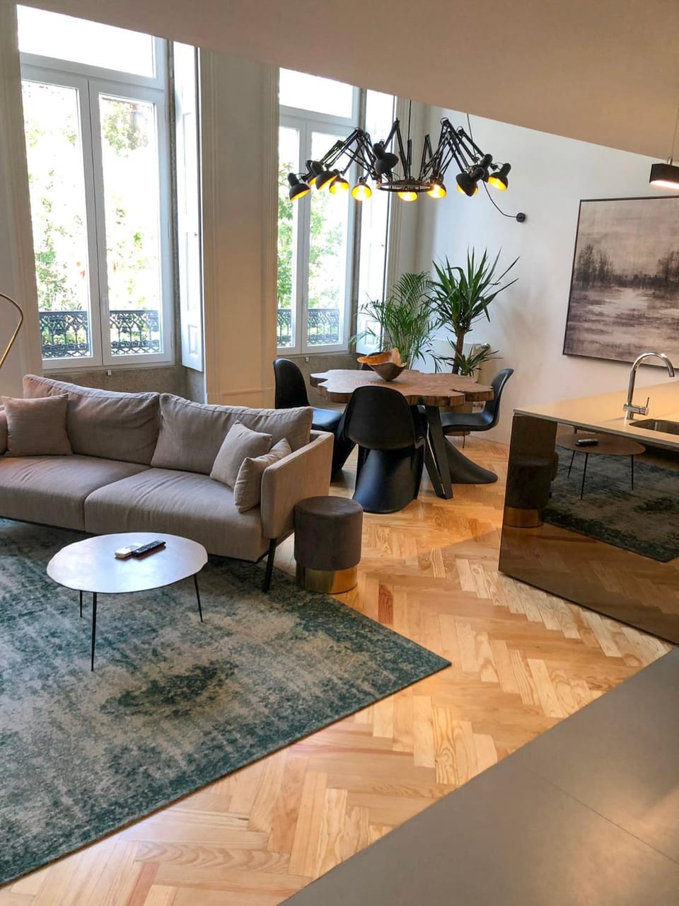 TV and multimedia, Kitchen or kitchenette, Living room, Decorative detail, Seating area, Dining area