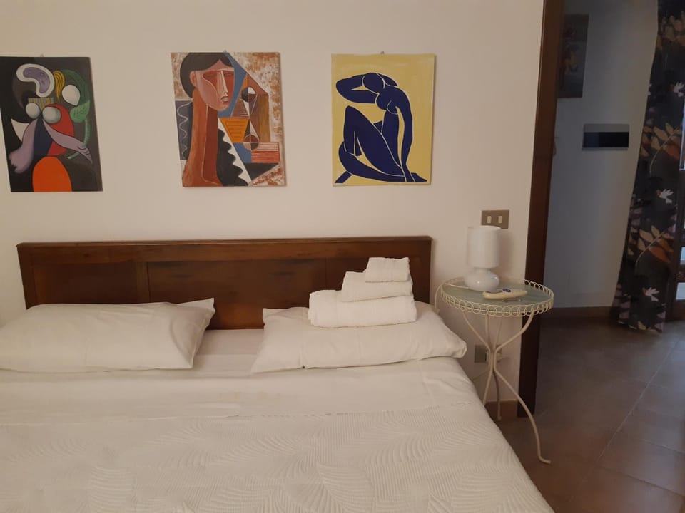 Bed, Photo of the whole room, Decorative detail, Bedroom, towels