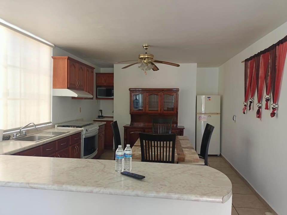 Kitchen or kitchenette, Dining area, minibar