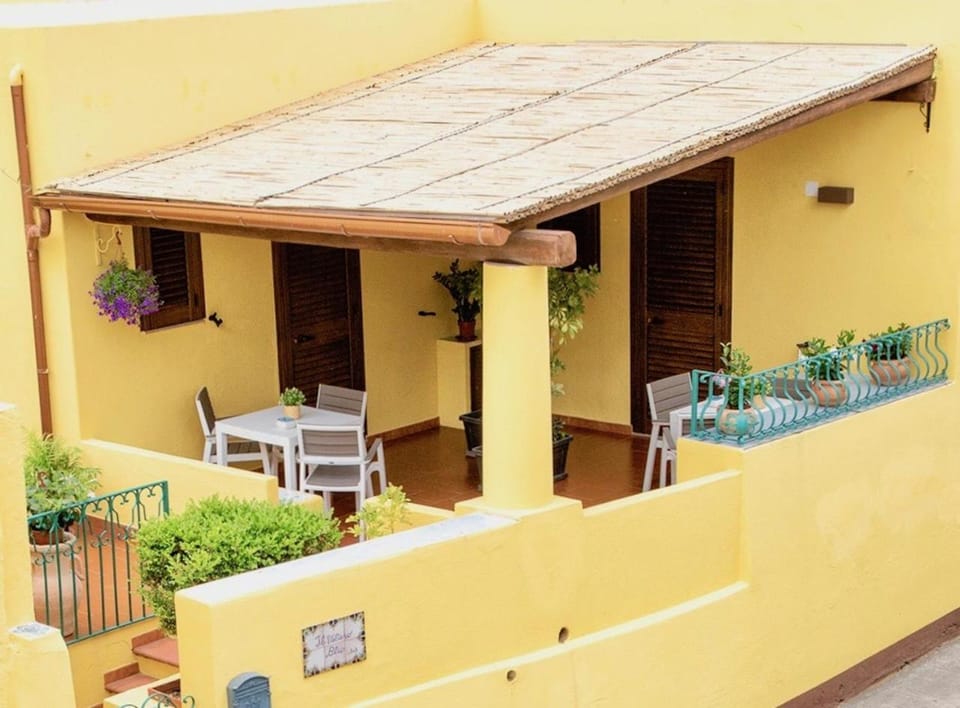 Facade/entrance, Balcony/Terrace