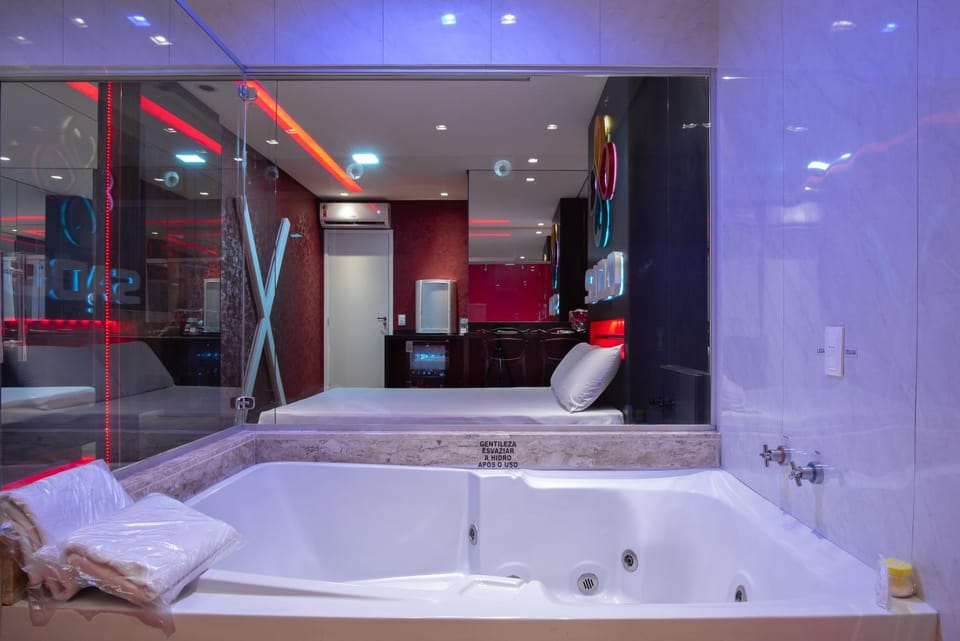Hot Tub, Bathroom, Bedroom, Bath, towels