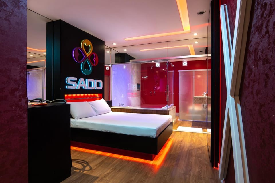 Bed, TV and multimedia, Bedroom