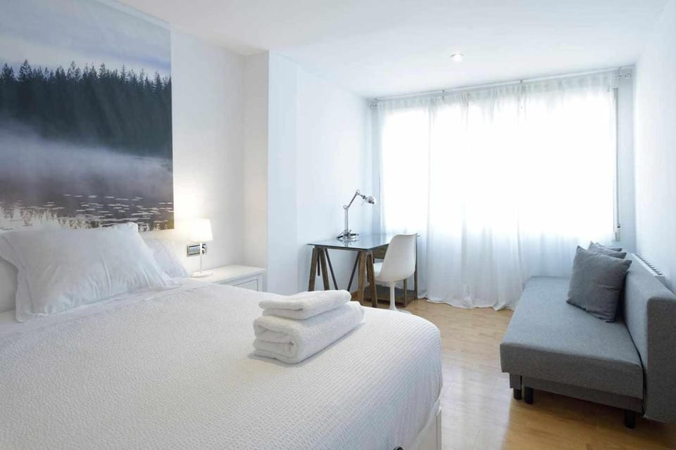 Bed, Living room, Photo of the whole room, Seating area, Bedroom, towels